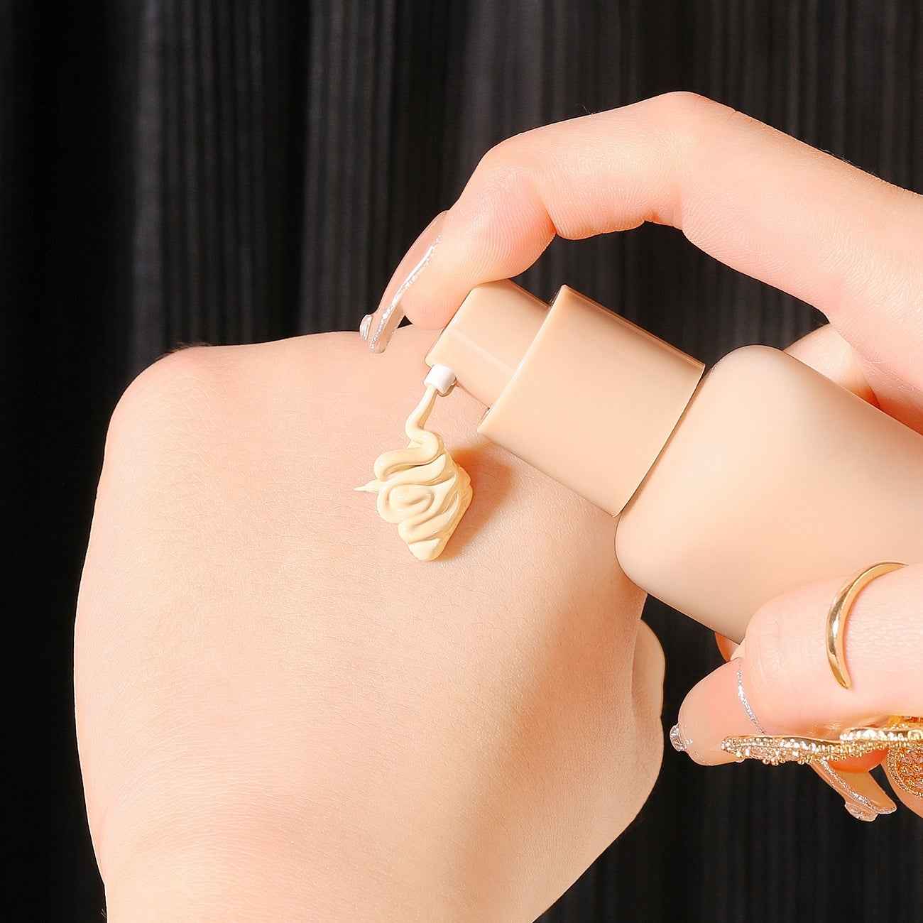 Light Yarn Skin Beauty Liquid Foundation Lightweight Moisturizing Long-lasting Concealer Waterproof And Sweat-proof